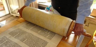 Mann droppet torabrenning utenfor Israels ambassade