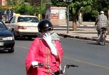 Hijabkledde damer på moped