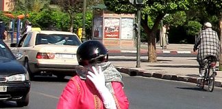 Hijabkledde damer på moped