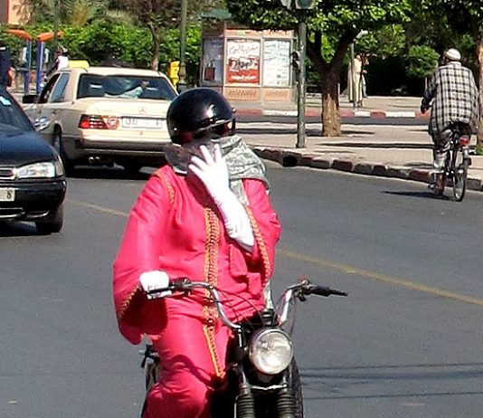 Hijabkledde damer på moped