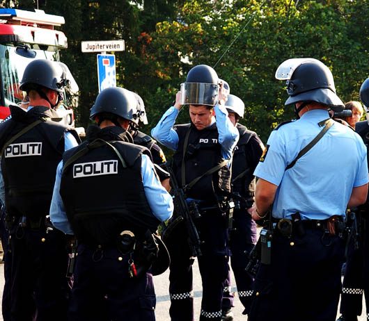 Hvorfor bærer politiet våpen i Norge?