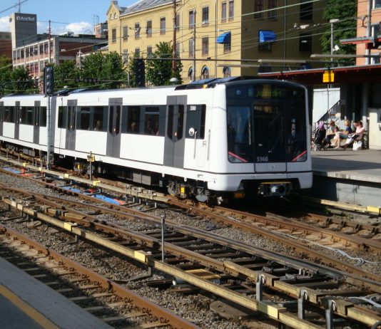 Kvinne tiltalt for hatefulle ytringer på T-bane i Oslo