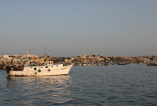 Italia berger over 500 migranter på skrøpelig båt
