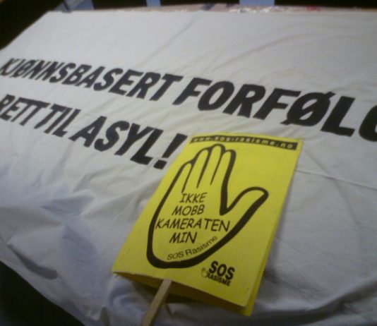 Melder seg ut i protest