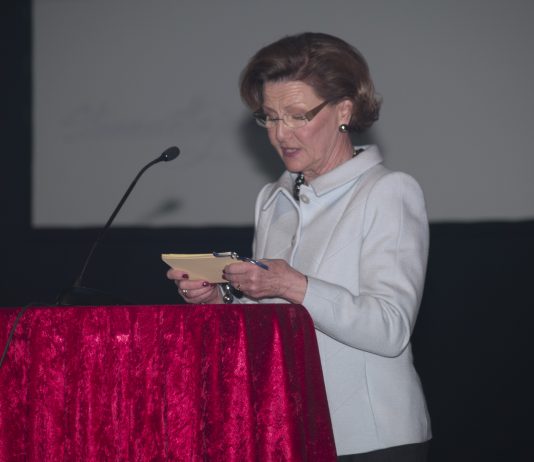 Hedrer Dronning Sonja for sitt kvinnearbeid