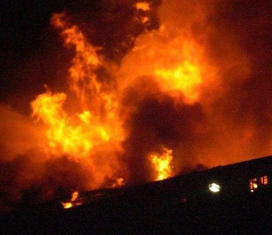 Mann pågrepet etter storbrann i boligkompleks for flyktninger