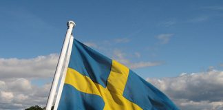 Halvparten av svenskene gir penger til bistand