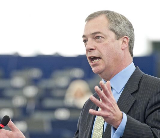 Farage og Bardella signerer migrantavtale – men én formulering skaper strid i Frankrike
