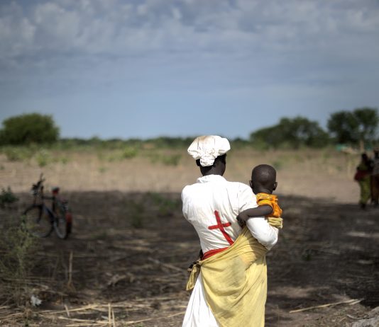 Sterke reaksjoner etter at franske leger foreslo å teste koronavaksine på afrikanere