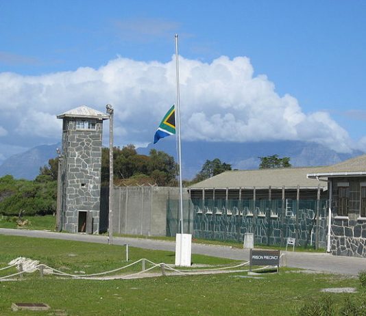 Mandela omfavnet sin undertrykker ved fredprisen