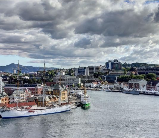 Truede forfattere får fristed i Sverige og Norge