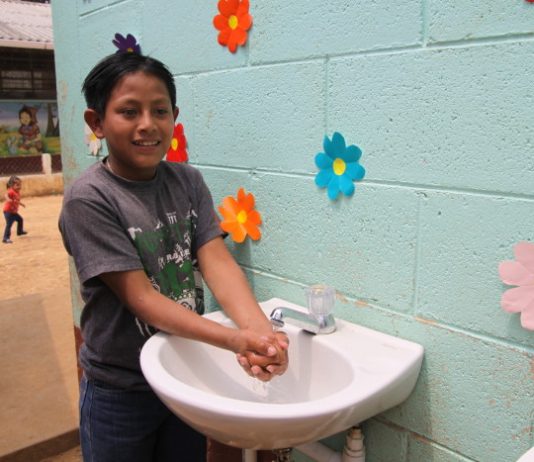 Hjelper skolebarn i Guatemala