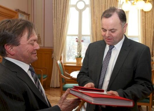 Feirer Grunnloven med punktskriftutgave