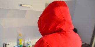 Banket opp jenter av kjedsomhet