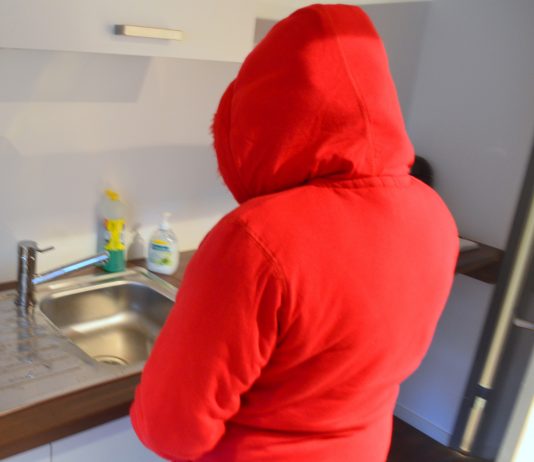 Banket opp jenter av kjedsomhet
