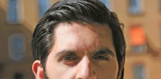 Ber Usman Rana reise “hjem til Pakistan”