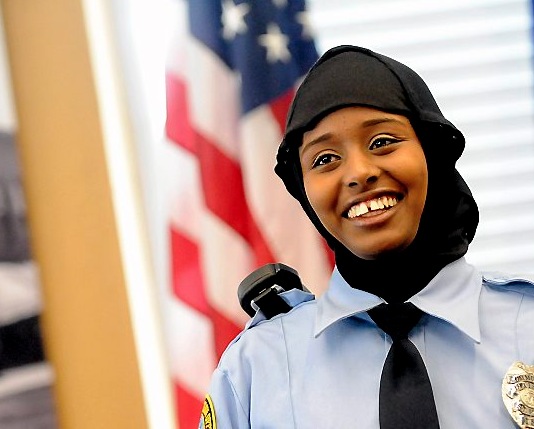 Fullførte politiakademi med hijab