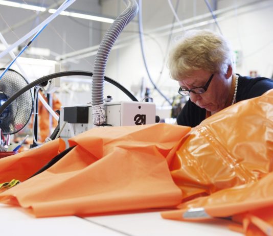 Selger overlevelsesdrakter til Kina