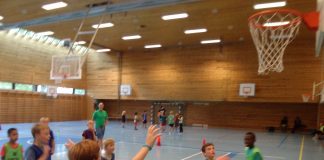 Her trener barna gratis en hel uke