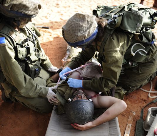 Samler inn penger til den israelske hæren