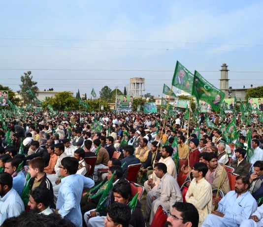 Pakistan våkner, men militære strammer grepet