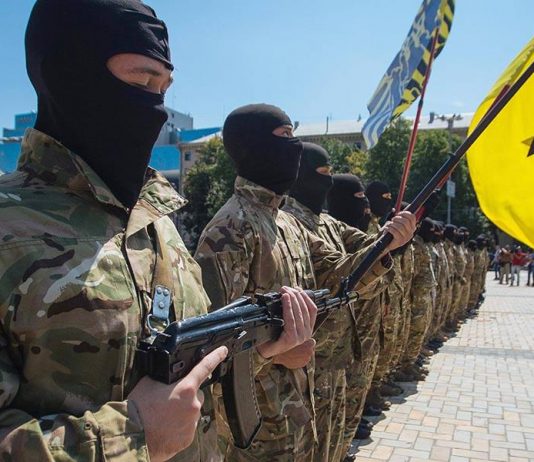 Ukrainas beryktede regiment lokker høyreekstremister fra hele verden