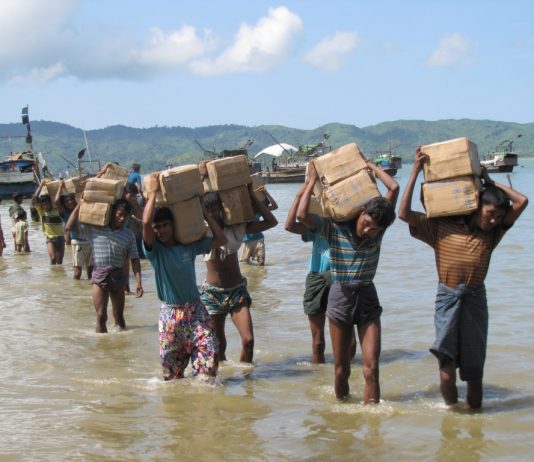 Rohingya-flyktninger har ankommet øy utenfor Bangladesh etter uker på havet