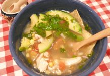 Lag meksikansk suppe med nachos