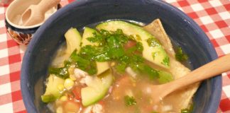 Lag meksikansk suppe med nachos