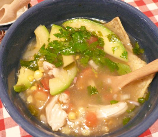 Lag meksikansk suppe med nachos