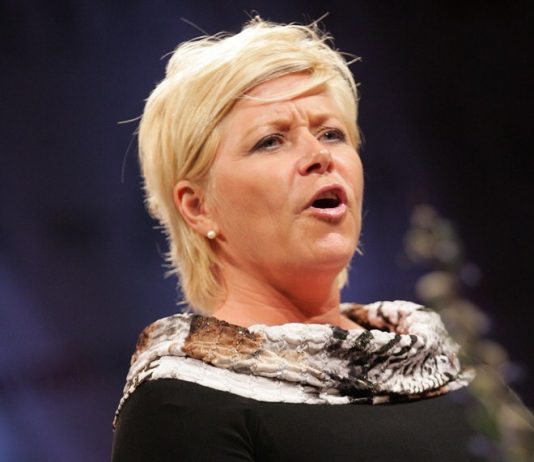 Siv Jensen sier det er greit å kalle seg nasjonalkonservativ i Frp