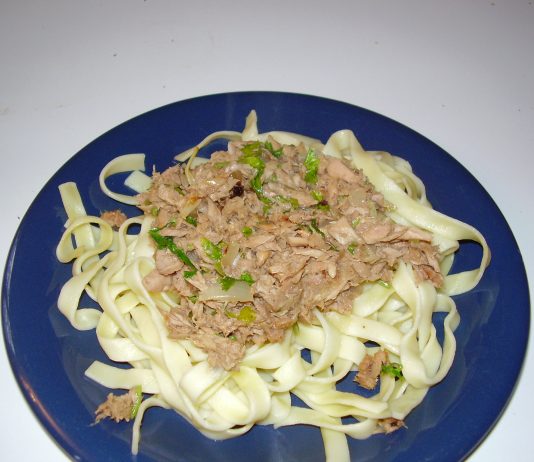 Lag tunfisksalat med pasta