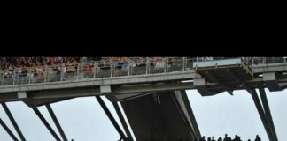 Fotballsupportere med banner mot flyktninger