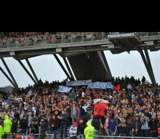 Fotballsupportere med banner mot flyktninger