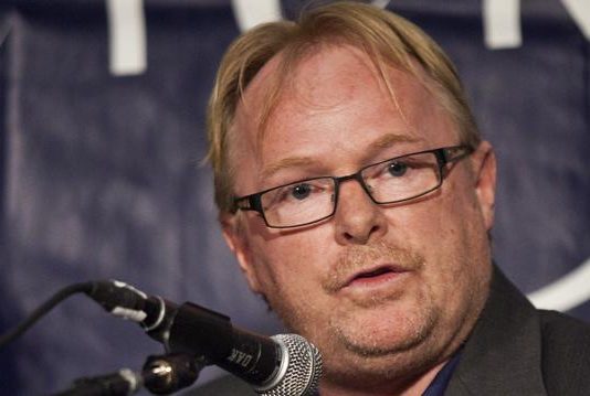 Sandberg ut mot sine egne