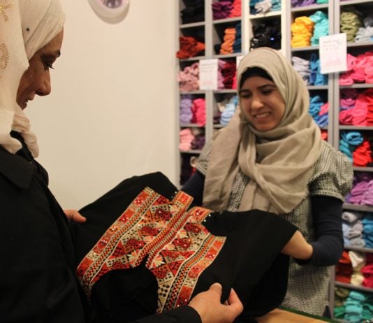 Selger hijab som varmt hvetebrød