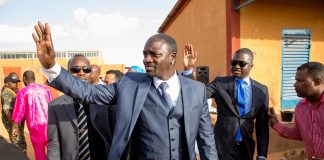 Akon lyser opp Afrika