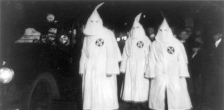 Donald Trump omfavnet av Ku Klux Klan