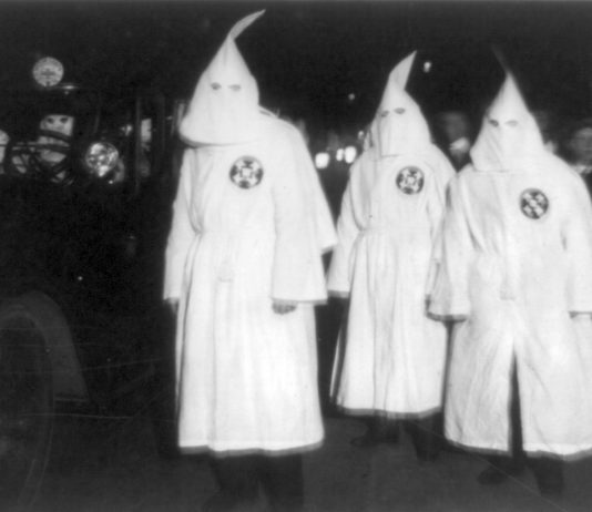 Donald Trump omfavnet av Ku Klux Klan