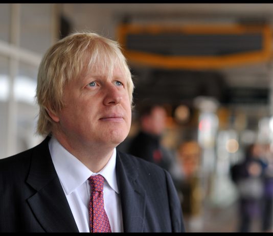Johnson ber Frankrike hente tilbake migranter som tar seg over kanalen