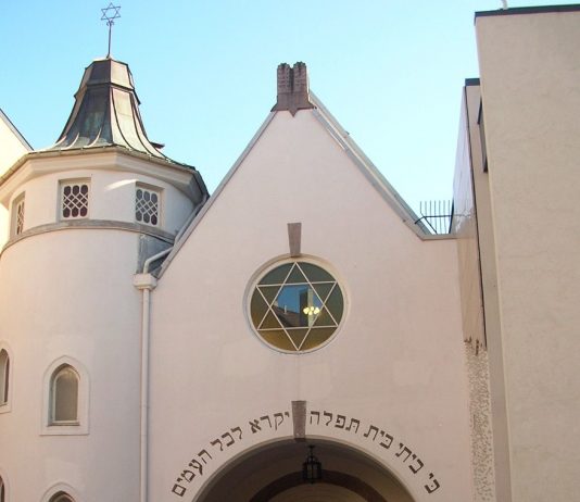 Høyreekstremist tatt med kniv utenfor synagogen i Oslo