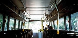 Asylsøker falt ned på tysk motorvei etter å ha klamret seg fast under buss