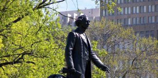 Delte meninger om rasist-statue