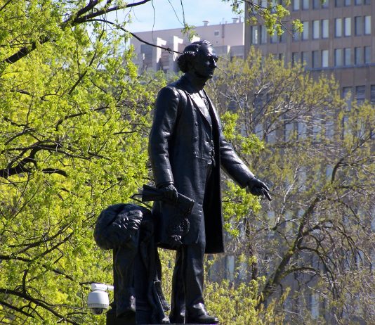 Delte meninger om rasist-statue