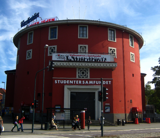 Legger seg flat etter «nazi-fest»