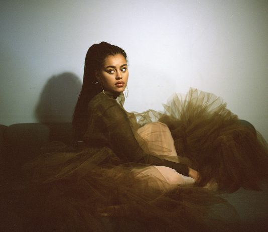 Lil Halima bruker pensel og sangtalent i debutsingel
