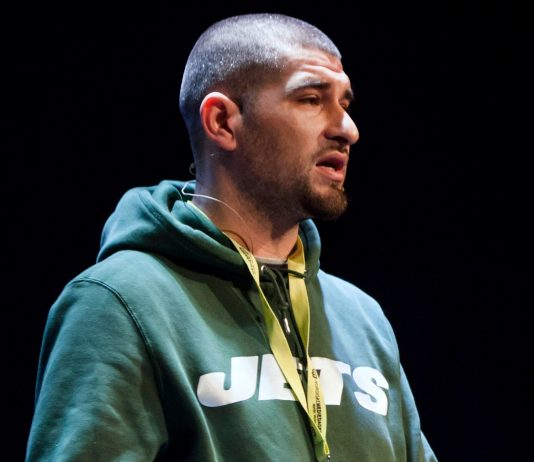 Leo Ajkic får Brobyggerprisen
