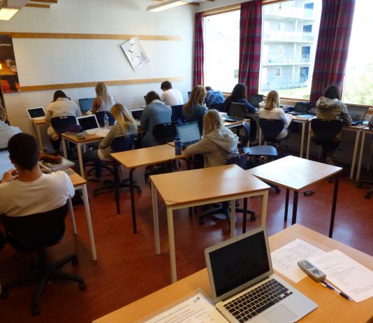 Lærer hjalp flyktninger på språktest