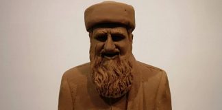 Stiller ut Krekar-statue laget av brunost
