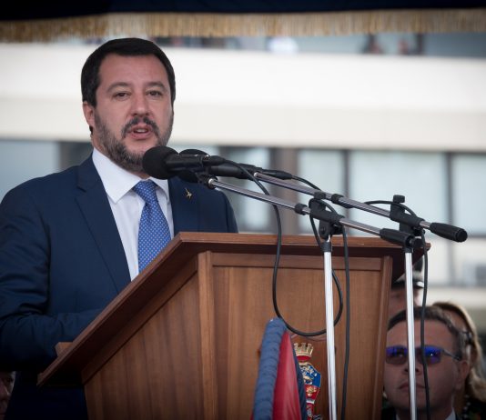 Italiensk eks-minister i retten for kidnapping etter å ha nektet flyktninger å gå i land
